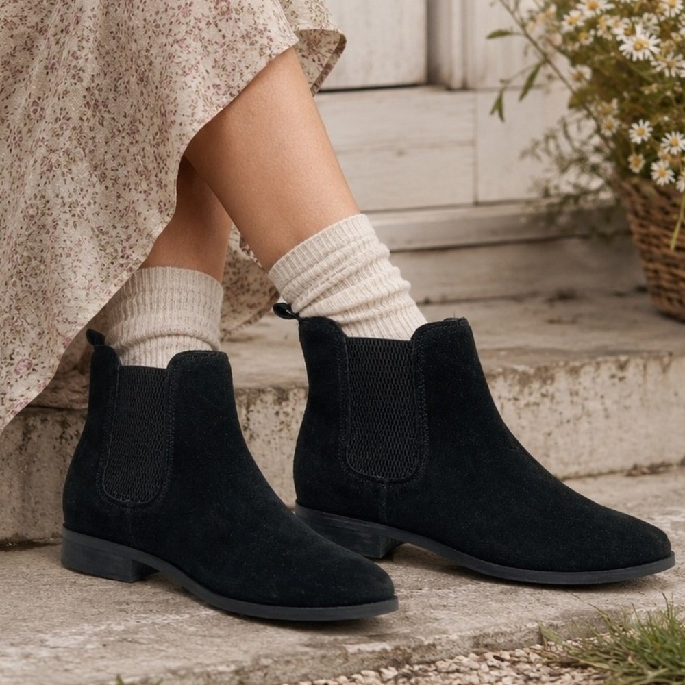 TOMS‎ Black Suede Chelsea Ankle Boots Womens 9.5 Low Block Heel Pull On Witchy